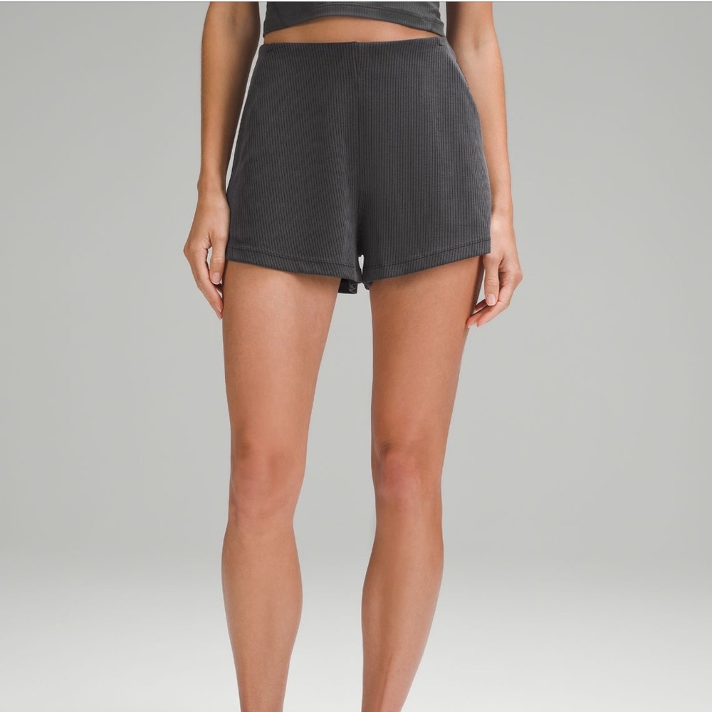 Lululemon ribbed soft stream High rise short size 8